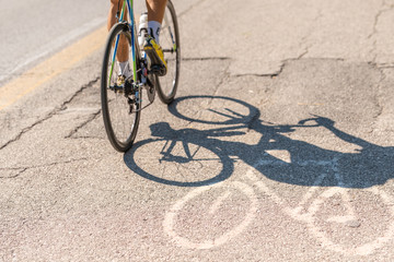 Rennradfahrer auf einem mit einem Fahrrad markierten Fahrradweg