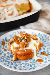 cinnamon rolls with cream