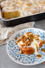 cinnamon rolls with cream