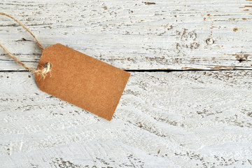 Papieranhänger auf weißem Holz