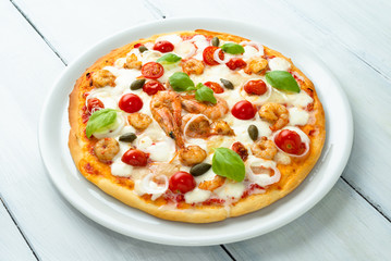 Pizza con gamberetti, pomodoro e mozzarella