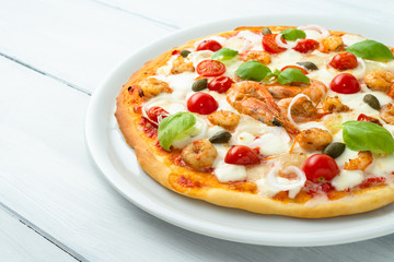 Pizza con gamberetti, pomodoro e mozzarella