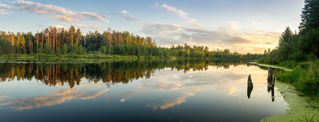 летний вечерний пейзаж на Уральском озере с соснами...