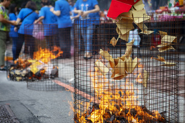 Chinese traditional religious practices, Zhongyuan Purdue, Chinese Ghost Festival, believers burned paper money