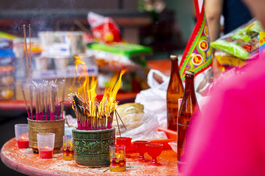 Chinese traditional religious practices, Zhongyuan Purdue, Chinese Ghost Festival, believers burn incense, blessing, incense burner on fire