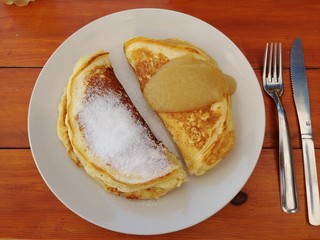 Eierplinse mit Zucker und Apfelmus