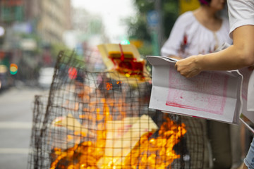 Chinese traditional religious practices, Zhongyuan Purdue, Chinese Ghost Festival, believers burned...