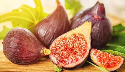 Whole figs and one fig sliced