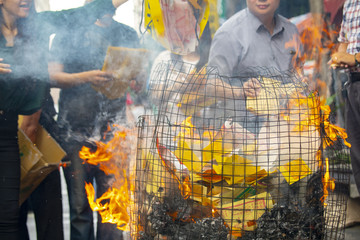 Chinese traditional religious practices, Zhongyuan Purdue, Chinese Ghost Festival, believers burned paper money