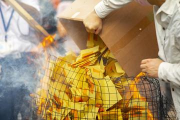 Chinese traditional religious practices, Zhongyuan Purdue, Chinese Ghost Festival, believers burned...