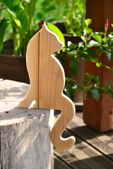 Wooden cat on the terrace - a simple decoration made by hand
