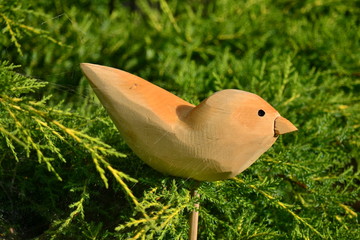 Wooden bird on a stick - a simple and nice garden decoration (easy to make)
