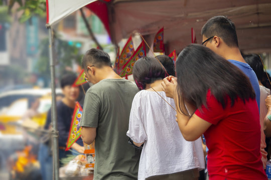 Chinese traditional religious practices, Zhongyuan Purdue, Chinese Ghost Festival, believers burn incense and pray