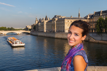 Fototapeta na wymiar Pretty Girl in Paris