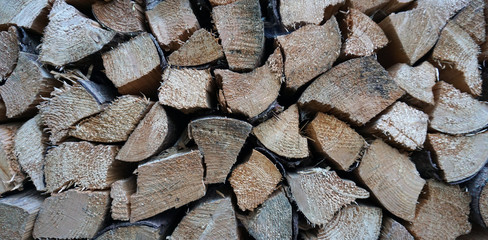 gestapeltes trocknendes brennholz
