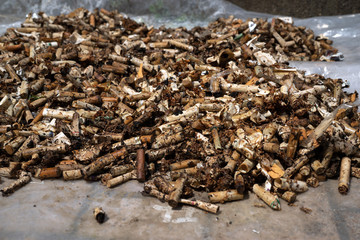 大量のたばこの吸い殻