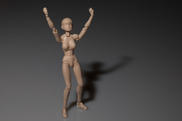 Frauenfigur in Siegespose