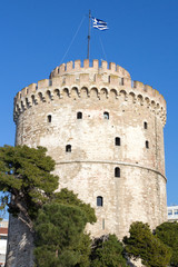 Fototapeta na wymiar White Tower on a sunny afternoon. The White tower is one of the main monuments of Thessaloniki, second city of Greece.