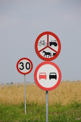  znaki drogowe w nadmiarze, organizacja ruchu drogowego, znaki zakazu, remont dróg wiejskich - obrazy, fototapety, plakaty