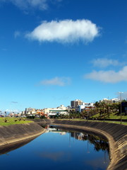 Rio Camurugipe, rio urbano da cidade do Salvador, Bahia, Brasil.