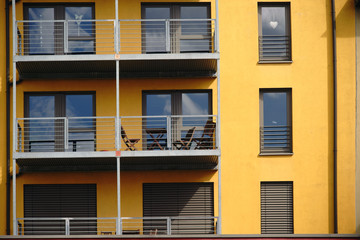 Moderne Balkone eines Mehrfamilienhauses / Die neuen und modernen Balkone eines Appartement- und Mehrfamilienhauses.