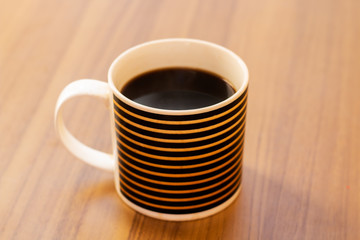 Homem bebendo seu café da manhã