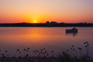 Obraz na płótnie Canvas Amazing beautiful sunset on the river