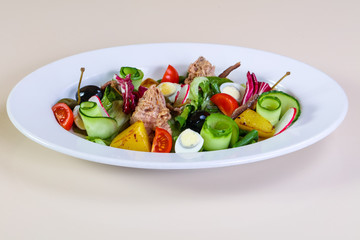 Tuna salad with vegetables
