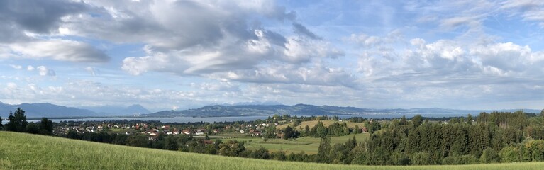 Fototapeta premium Blick über Lindau im Bodensee und Schweizer Berge
