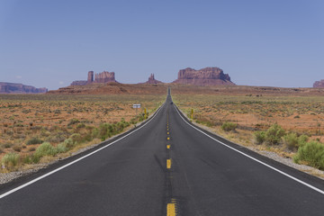 Fototapeta na wymiar Carretera Monument Valley a la reserva Navajo. Forrest Gump point