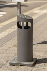 M&uuml;lleimer mit Aschenbecher an einem Gehweg