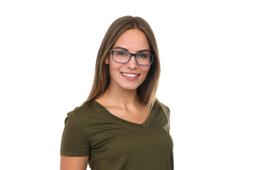 Obraz premium Hübsche junge Frau mit Brille lacht