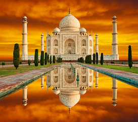 Vue imprenable sur le Taj Mahal au coucher du soleil avec un ciel dramatique. Le Taj Mahal est un mausolée en marbre blanc sur la rive sud de la rivière Yamuna. Agra, Uttar Pradesh, Inde