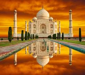 Foto op Plexiglas Prachtig uitzicht op de Taj Mahal bij zonsondergang met dramatische lucht. De Taj Mahal is een witmarmeren mausoleum op de zuidelijke oever van de Yamuna-rivier. Agra, Uttar Pradesh, India © olenatur