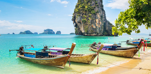 Erstaunliche Aussicht auf den wunderschönen Strand mit Longtale-Booten. Ort: Railay Beach, Krabi, Thailand, Andamanensee. Künstlerisches Bild. Welt der Schönheit. Panorama