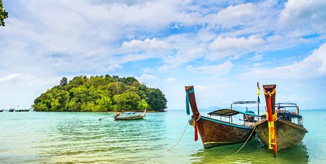 Foto op Plexiglas Railay Beach, Krabi, Thailand Prachtig uitzicht op het prachtige strand met longtale boten. Locatie: Krabi, Thailand, Andaman Zee. Artistieke foto. Schoonheid wereld. Panorama