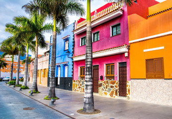 Tenerife. Kleurrijke huizen en palmbomen op straat in de stad Puerto de la Cruz, Tenerife, Canarische Eilanden, Spanje