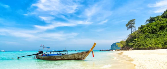  Prachtig uitzicht op het prachtige strand met de traditionele boot van thailand. Locatie: Bamboe-eiland, provincie Krabi, Thailand, Andamanse Zee. Artistiek plaatje. Schoonheid wereld. Panorama © olenatur