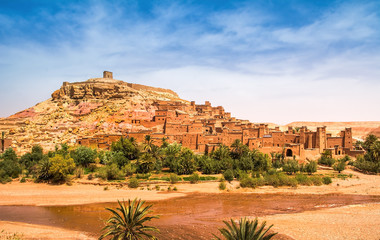 Fototapeta premium Niesamowity widok na Kasbah Ait Ben Haddou w pobliżu Ouarzazate w górach Atlas w Maroku. Od 1987 roku wpisane na Listę Światowego Dziedzictwa UNESCO. Obraz artystyczny. Świat piękna.