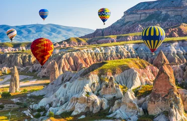 Foto op Plexiglas Turkije De grote toeristische attractie van Cappadocië - ballonvlucht. Cappadocië staat over de hele wereld bekend als een van de beste plaatsen om met heteluchtballonnen te vliegen. Göreme, Cappadocië, Turkije