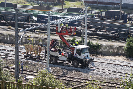 TRABAJADORES REPARANDO LA CATENARIA DE UN TREN