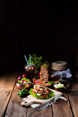 Crunchy pita with grilled gyros meat. Various vegetables and garlic sauce