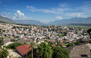 Fototapeta na wymiar Gjirokastra, Albanien, Blick auf die Neustadt. 18094.jpg