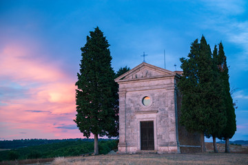 Obraz premium Capella Vitaleta, val D'Orcia, Tuscuny, Italy, 16 of July 2017. Tuscany holidays. Italy holidays tuscany. Summer landscape in Tuscany, Italy, Europe. Vacation in beautiful Italy.