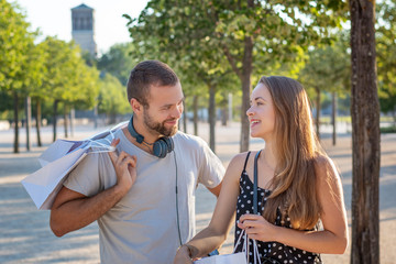 Obraz premium Shopping. Happy young couple with shopping bags in the city of Valence (France).