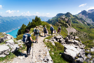 Wandergruppe im Berner Oberland, Gebirgskamm mit Aussicht auf den Brienzersee, Schynige Platte, Schweiz - obrazy, fototapety, plakaty