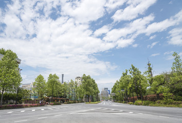 Fototapeta na wymiar 四谷中学校前交差点から北に見える外堀通り（東京都新宿区）