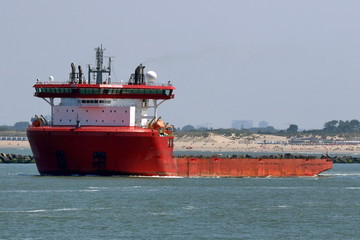 rotes Halbtaucherschiff verlässt den Hafen