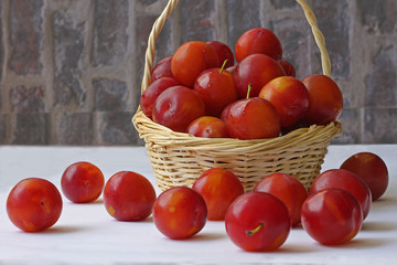 sepet içerisimde kırmızı erikler 