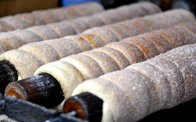 TRDELNIK ou Trdlo (brioche roul&eacute;e de Prague)
